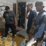 Penggeledahan penjualan miras jenis arak jowo