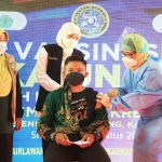 Gubernur Jawa Timur Khofifah Indar Parawansa meninjau vaksinasi serentak di SMP dan SMK Islam Krembung, di Desa Rejeni, Kecamatan Krembung, Kabupaten Sidoarjo, Sabtu (28/8/2021) kemarin.