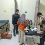 Korban saat dirawat di Puskesmas setempat usai dibacok oleh pria berinsial D 