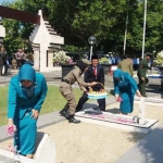 Kegiatan tabur bunga di TMP Kusuma Bangsa Pacitan.