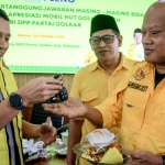 Penyerahan simbolis kunci mobil siaga bencana DPD Golkar Sidoarjo. foto ist