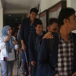 Mahasiswa disabilitas saat berkunjung ke Kantor KPU Jatim.