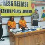 Pelaku pembacokan, Edy Kamson dan Saiful Arif, saat dirilis di Mapolres Lamongan. (haris/BANGSAONLINE)