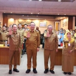 Wakil Bupati Gresik Asluchul Alif (dua dari kiri) bersama jajaran pejabat terkait dalam rapat koordinasi eliminasi TBC. Foto: Ist