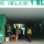 Petugas Polres Blitar Kota saat mendatangi SMK Islam 1 untuk menyampaikan imbauan.