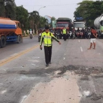Lokasi kejadian kecelakaan dua truk yang mengakibatkan 3 orang alami luka-luka di alan Raya Pantura, Desa Samirplapan, Kecamatan Duduksampeyan, Gresik. Foto: Dok. Satlantas Polres Gresik.