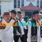Ketua DPC PKB Kabupaten Kediri, Sentot Djamaluddin (ber sal hitam), saat ikut berjalan kaki untuk mendaftarkan bakal calon legislatif dari partainya ke KPU. Foto: MUJI HARJITA/BANGSAONLINE