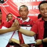 Plt Wali Kota Blitar Santoso (kiri) dan Henry Pradipta Anwar (kanan) saat mengembalikan formulir penjaringan bacawali dan bacawawali Blitar ke DPC PDI Perjuangan Kota Blitar, Sabtu (14/9/2019).