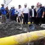 Wali Kota Surabaya Tri Rismaharini mendampingi Menteri Energi dan Sumber Daya Mineral (ESDM), Sudirman Said di acara ground breaking pemasangan pipa gas di Surabaya, Senin (2/5).