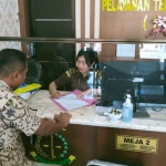 Pelapor saat menyerahkan berkas ke petugas Kejaksaan Negeri Ngawi, Selasa (20/12/2022).