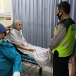 Nenek Kasih sedang mendapatkan penanganan medis. 