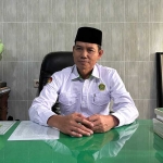 Kepala MAN 2 Tuban, H Tasmo, saat ditemui di ruang kerjanya.