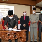 Bupati Gus Yani bersama pimpinan DPRD Gresik ketika menandatangani Ranwal RPJMD 2021-2026. foto: SYUHUD/ BANGSAONLINE