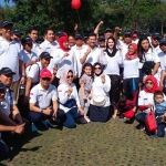 Gubernur Khofifah dan Wagub Emil beserta keluarga berfoto bersama Pokja Wartawan Pemprov Jatim di arena Family Gathering, Taman Dayu, Pasuruan. foto: ist