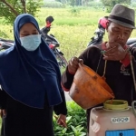 PPL wilayah Kecamatan Ngasem Yayuk Anisa (kiri) dan salah seorang petani di acara gerakan pengendalian massal di Kecamatan Ngasem. (foto: ist)