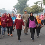 Bupati Kediri Haryanti Sutrisno (kerudung krem) juga ikut berbaur dengan masyarakat mengikuti jalan sehat, Minggu (22/4) pagi.