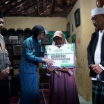Wali Kota bersama pengurus Baznas Kota Kediri saat menyerahkan bantuan kepada Handini (ist).
