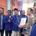 Debby Kurniawan menyerahkan berkas pendaftaran Bacaleg kepada Ketua KPU Lamongan Imam Ghozali.