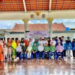  Direktur YLBH FT Andi Fajar Yulianto bersama tim, dan peserta penyuluhan hukum di Desa Tumapel. FOTO: ist.