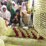 Khofifah ditemani wali kota Surabaya, Tri Rismaharini berdoa di depan makam Sunan Ampel.  Foto : Tim kerja