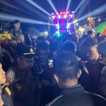 Polisi bersama tim gabungan saat membubarkan karnaval sound horeg di Wates, Kediri