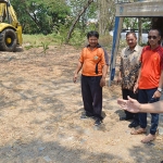 Bupati Gresik, Sambari Halim Radianto saat mengecek lahan untuk pembangunan taman hortikultura. foto: ist