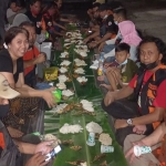PAC Pemuda Pancasila (PP) Dukuh Pakis menikmati menu makanan bukber beralaskan daun pisang di pinggir jalan beramai-ramai. (foto: ist)