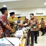 Bupati Kediri saat menyalami anggota dewan. Foto: Ist