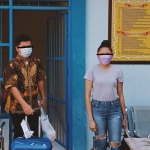 Dua WNA dari Timor Leste saat dikawal oleh petugas dari Kantor Imigrasi Malang.