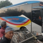 Kondisi bus saat seruduk rumah warga di Jombang.