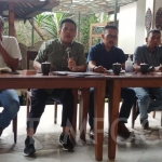 Panel Barus (dua dari kiri), Ketua Panitia Musyawarah Rakyat (Musra) saat memberi penjelasan di depan wartawan tentang rencana pelaksanaan Musra di Kota Solo, Sabtu (16/7/2022). Foto: Tempo.co  
