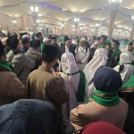 Prof Dr KH Asep Saifuddin Chalim, MA, menyampaikan taushiah seusai shalat jemaah Subuh di masjid Nabawi Madinah. Tampak jemaah umrah PT Auva mendengarkan ceramah Kiai Asep di pelataran Masjid Nabawi Madinah, Selasa 6 Januari 2026. Foto: Bangsaonline.
