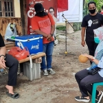 Calon Bupati Kediri, Hanindhito Himawan Pramana mendengarkan curhatan Melina Andriyani Riyanto, pemilik home industri sabut kelapa. foto: Muji Harjita/ bangsaonline.com