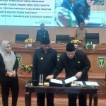  Penanda tanganan kesepakatan oleh ketua legislatif kota Madiun. Foto: Hendro Suhartono/BANGSAONLINE.com