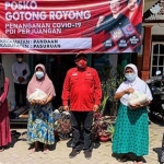Ketua DPC PDIP Kabupaten Pasuruan Andri Wahyudi saat mengunjungi posko gotong royong. (foto: ist)