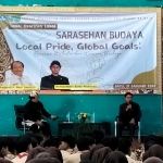 Romo Miswanto, saat menyampaikan materi filosofi tumpeng di acara sarasehan budaya, SMAN2 Batu. Foto: Agus Salimullah. 