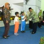 SERAHKAN – Kepala Dinas Pendidikan Kabupaten Madiun Drs H Suhardi, MM saat menyerahkan piala kepada pemenang lomba Kompetensi dan Bina Kreatifitas Anak/Guru TK. Foto: hendro/BANGSAONLINE