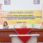 Penasehat DWP, GOW, dan DPC GOPTKI Kota Kediri Ferry Silviana Abdullah Abu Bakar (tengah). (foto: ist)