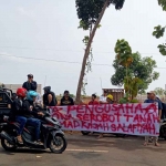 Aksi demo penolakan pendirian pabrik palawija di Dusun Koro, Desa Pongpongan, Kecamatan Merakurak, Kabupaten Tuban.
