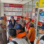 Dishub Gresik bersama kepolisian saat menertibkan jukir liar di sejumlah tempat , Rabu (4/6/2025).