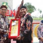 Menteri Kebudayaan, Fadli Zon, didampingi Bupati Sumenep, Achmad Fauzi Wongsojudo di acara peresmian Monumen Tugu Keris