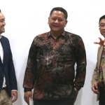 Kepala Perwakilan NBSO Mario Lauw (kiri) saat berbincang dengan Wakil Wali Kota Surabaya Whisnu Sakti Buana. foto: ist