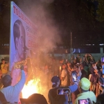 Massa membakar baliho bergambar Presiden Jokowi, Hakim Konstitusi Anwar Usman yang merupakan ipar Jokowi dan Ketua KPU Hasyim Asy