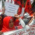 Para buruh saat menggelar aksi unjuk rasa di depan kantor Pemkab Kediri. (foto: dendi martoni/BANGSAONLINE)