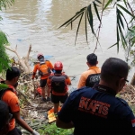 Petugas saat mengevakuasi jenazah perempuan yang mengapung di Sungai Jagir, Surabaya.