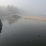 Wisatawan saat melihat gelombang pasang dari pelabuhan perikanan pantai.