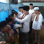 Bupati Pamekasan dan Wakil Bupati saat memberikan santunan kepada anak yatim saat di Kecamatan Tlanakan dan Kecamatan Kota Pamekasan.