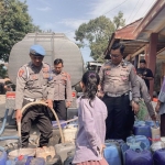 Kegiatan berbagi bantuan air bersih oleh alumni Bharaduta D’Pandiga Nusantara. Foto: M Andy Fachrudin/BANGSAONLINE