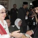 Sulistina Sutomo, istri Bung Tomo, saat menerima tumpeng dari Gubernur Jatim Soekarwo, dalam acara menyambut hari pahlawan di Gedung Negara Grahadi Surabaya (10/11). foto: TEMPO