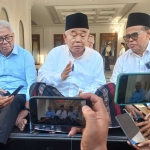 Prof. Dr. KH Asep Saifuddin Chalim saat memberikan keterangan kepada awak media